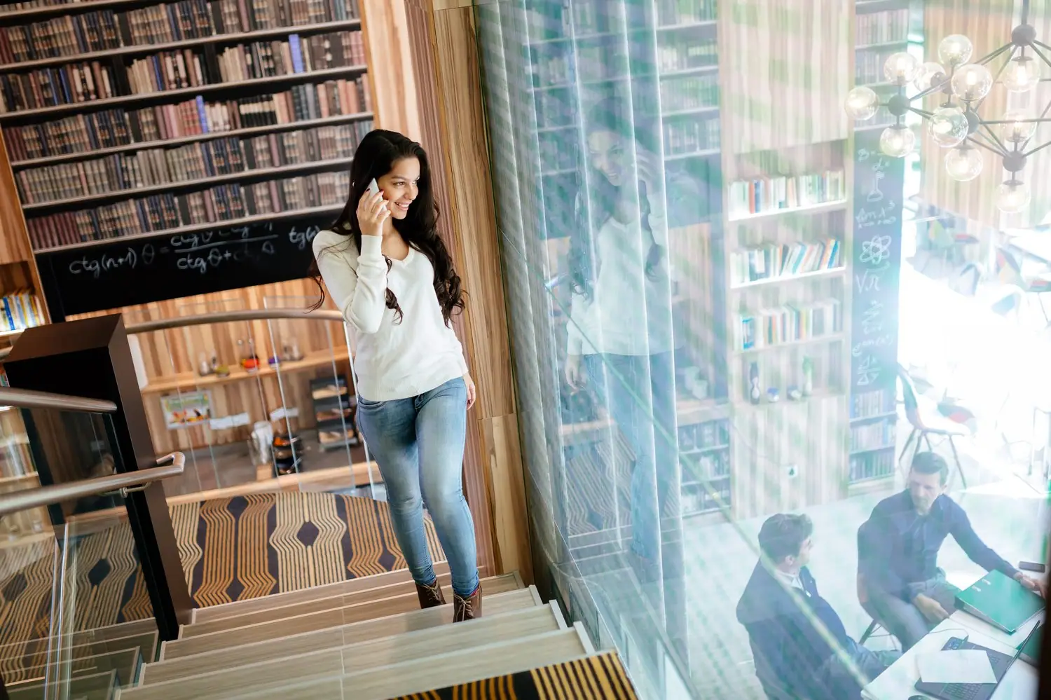 Biblioteczka pod schodami - maksymalne wykorzystanie przestrzeni