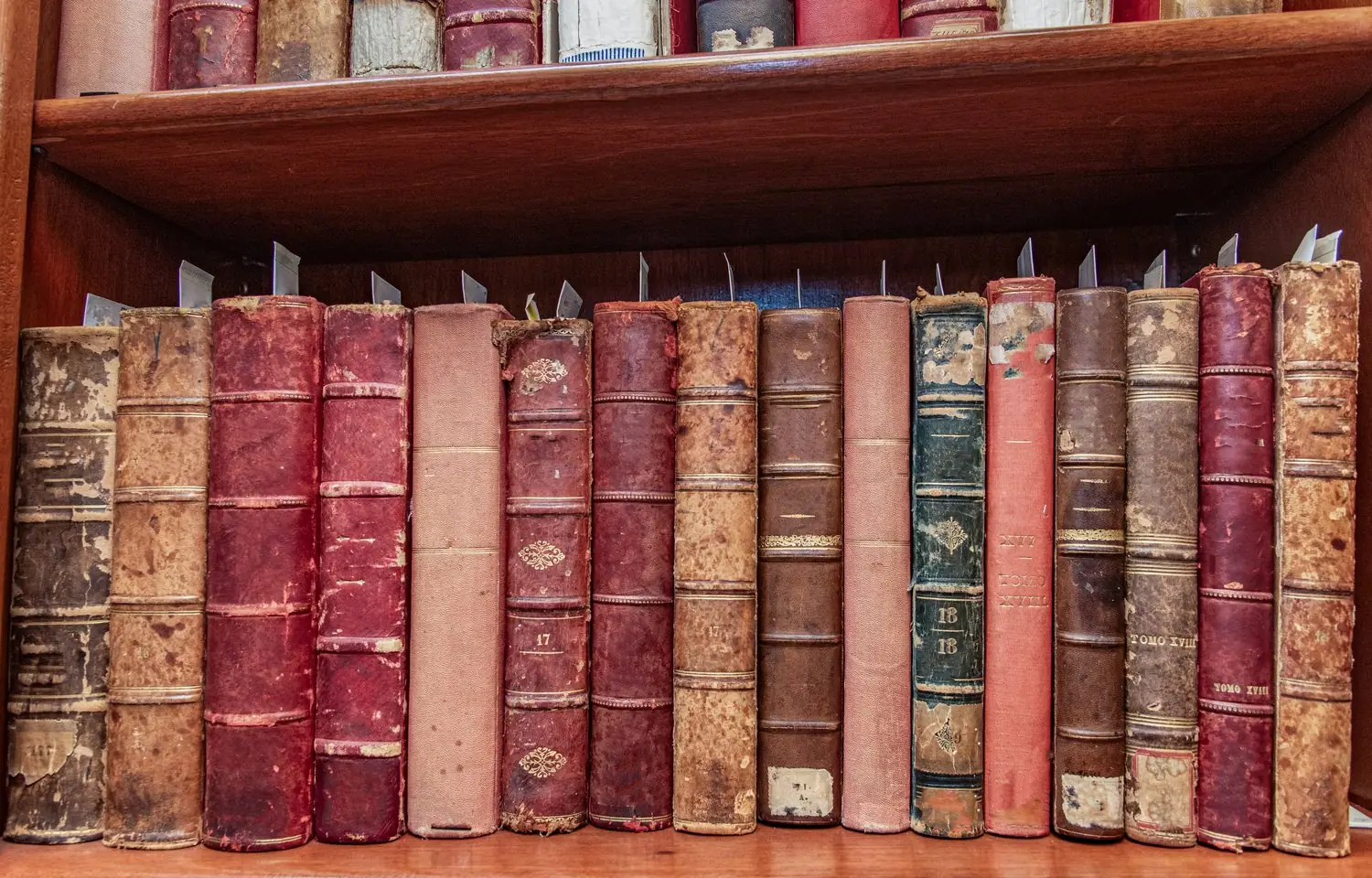Biblioteczka w stylu vintage - metamorfoza starych mebli