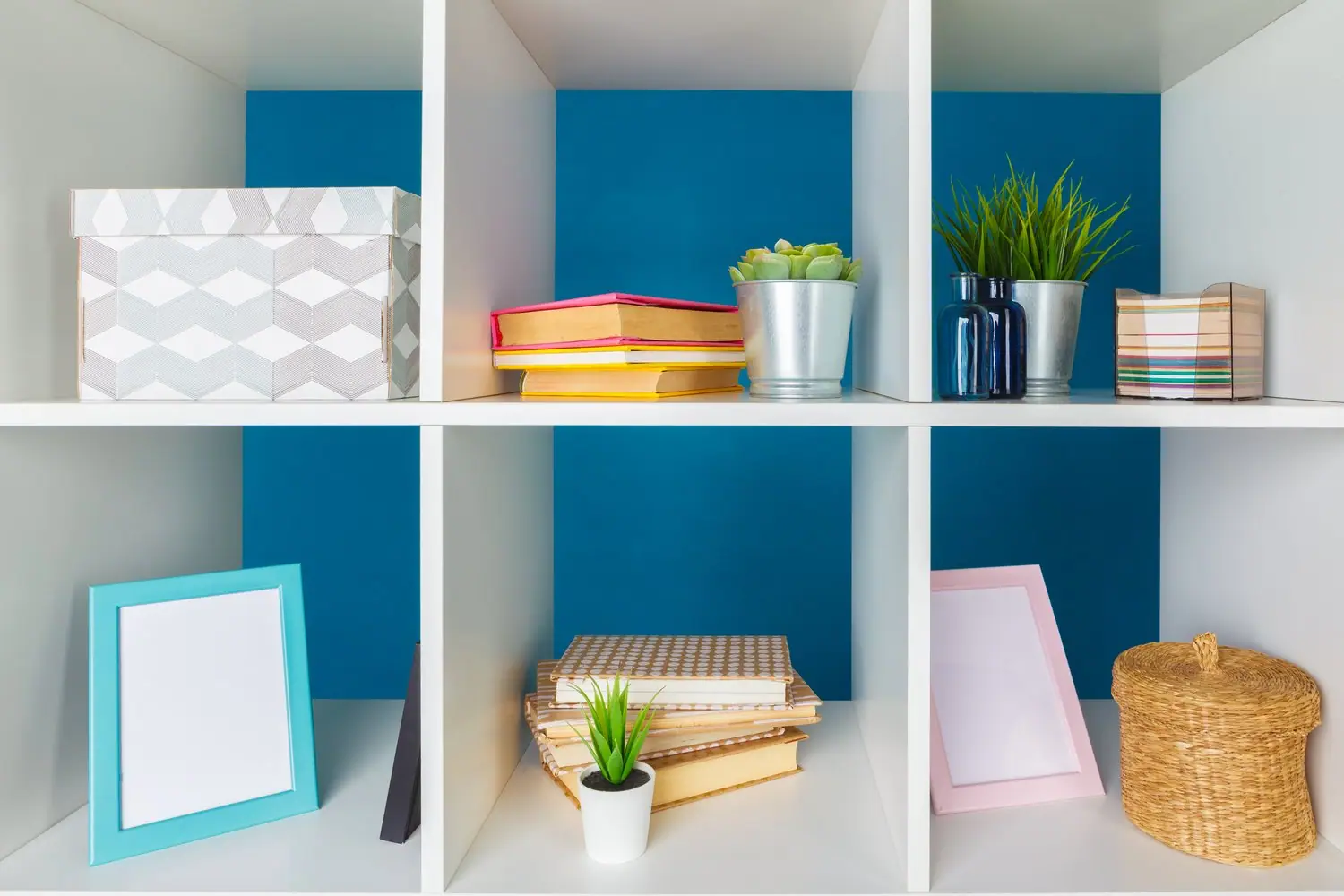 Książkowa ściana - DIY galeria w salonie