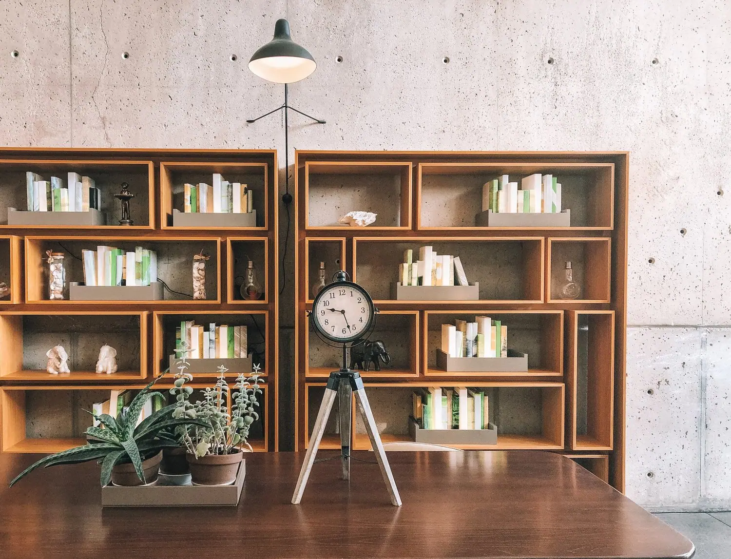 Biblioteczka w stylu japońskim - minimalizm i funkcjonalność