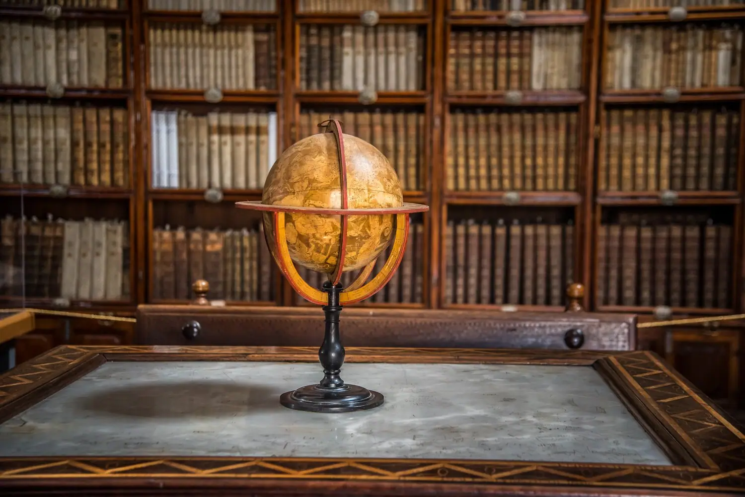 Biblioteczka w stylu kolonialnym - egzotyczne inspiracje
