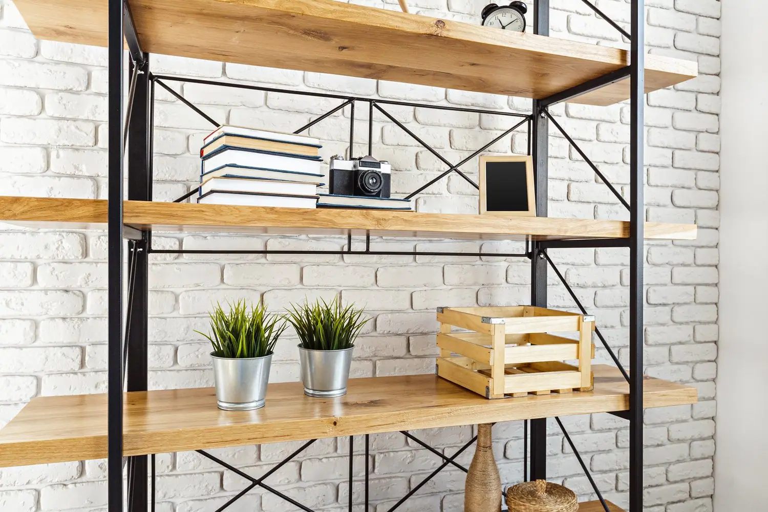 Biblioteczka w stylu loftowym - metal i drewno w aranżacji