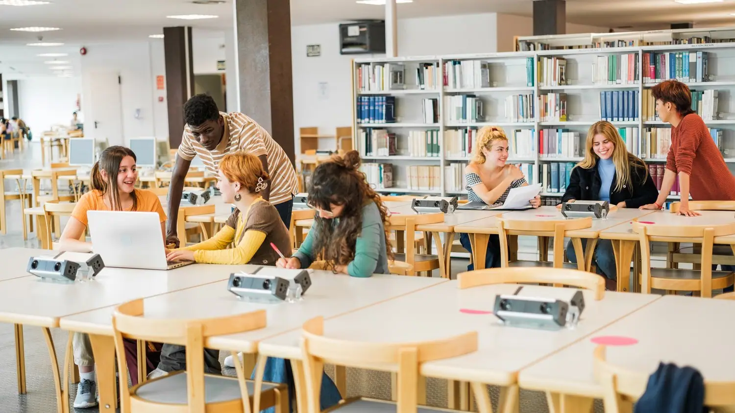 Klimatyzacja i wentylacja w domowej bibliotece - ochrona księgozbioru