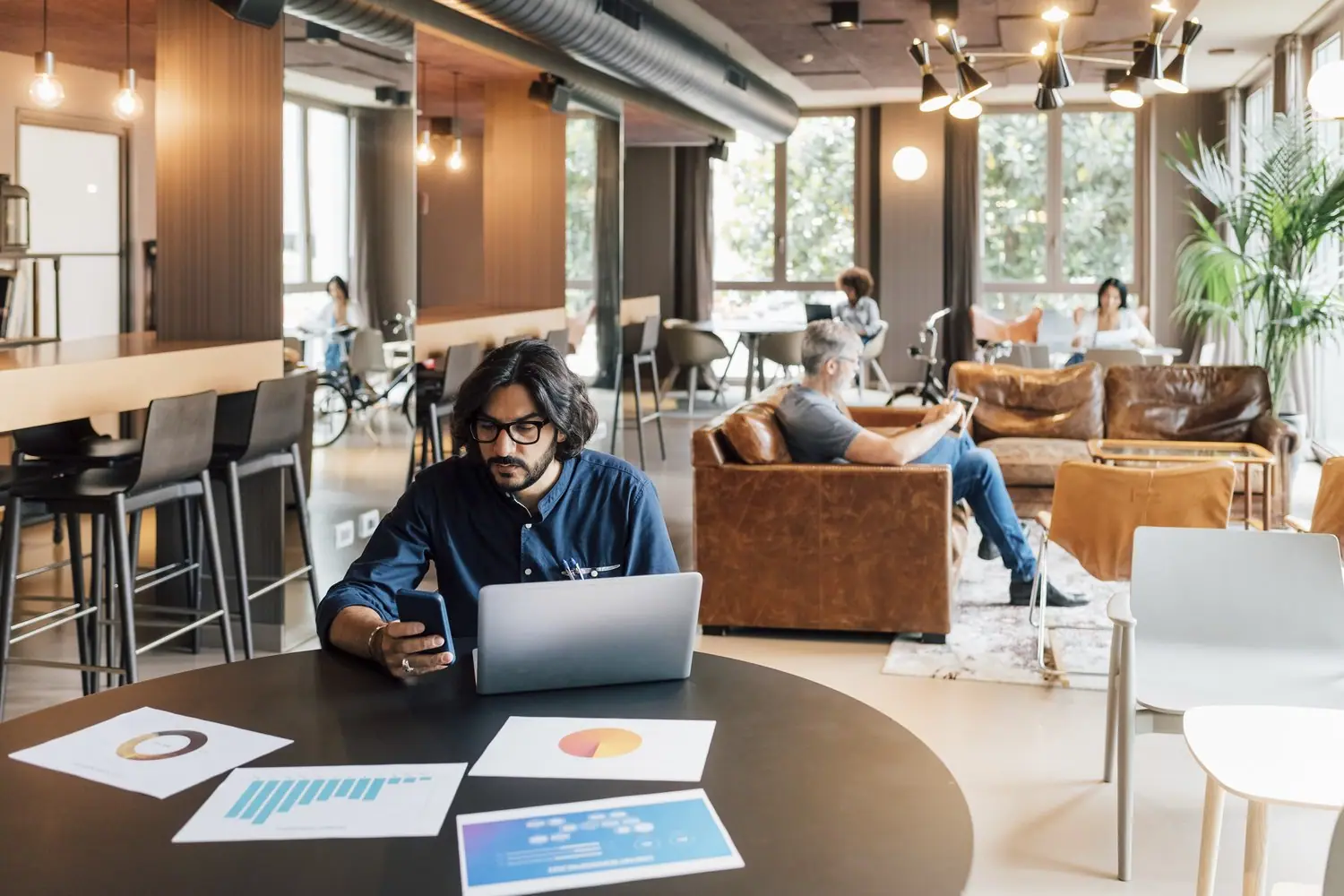 Przestrzeń coworkingowa w domu - aranżacja wspólnego biura